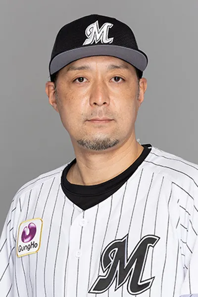 [2025 Chiba Lotte Marines Junior Team Manager Kobayashi Hiroyuki] Kobayashi joined Chiba Lotte Marines after being drafted 4th overall in 1996 from Kasukabe Kyoei High School. He contributed to the team's Japan championship as a starter in 2005 and closer in 2010. While with The Marines, he was selected to represent Japan in the 2006 World Baseball Classic and the Beijing Olympic Games qualifiers, and transferred to Hanshin Tigers in the off-season of 2010. He then played for the BC League's Shinano and Saitama Seibu Lions before retiring in 2014. In 2015, he became the pitcher coach for the BC League's Musashi Heat Bears. He became acting manager midway through that season, and served as the team's manager in 2016, where he has produced players for the NPB by coaching them after identifying their individual characteristics. He became a coach at The Marines Baseball Academy in 2018. ©CLM