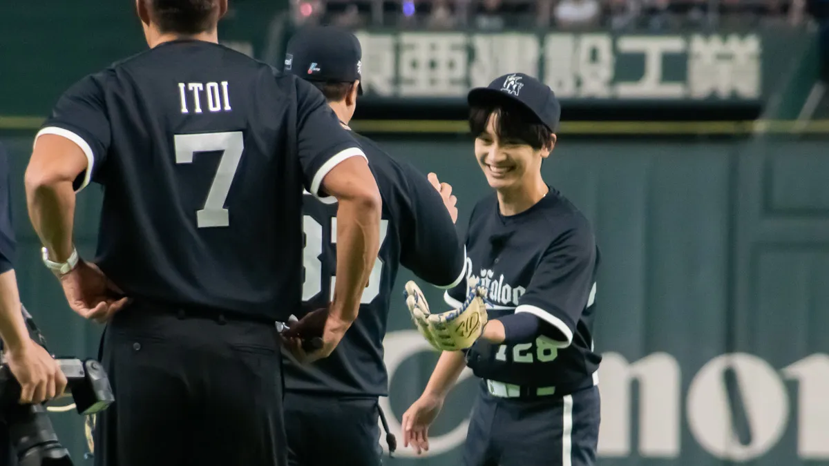 安達了一内野守備・走塁コーチからボールを受け取る藤原丈一郎さん【撮影：丹羽海凪】