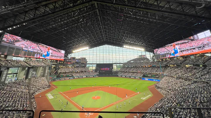 「3F STAR LEVEL バックネット裏」からの景色。球場全体を見渡すことができ、試合はもちろん、イニング間パフォーマンスなども存分に楽しめる座席でした ©PLM