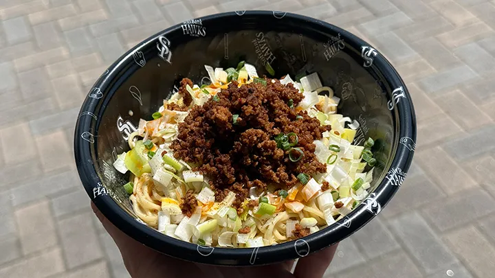 ピリ辛がやみつきに！　ネギたっぷりの汁なし担々麺【パ・リーググルメ部 #145】