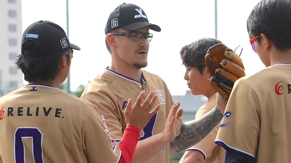 登板後、チームメートとタッチを交わすヴェチェルカ。JWLの現場で築かれた信頼関係がうかがえる　【©JWL】