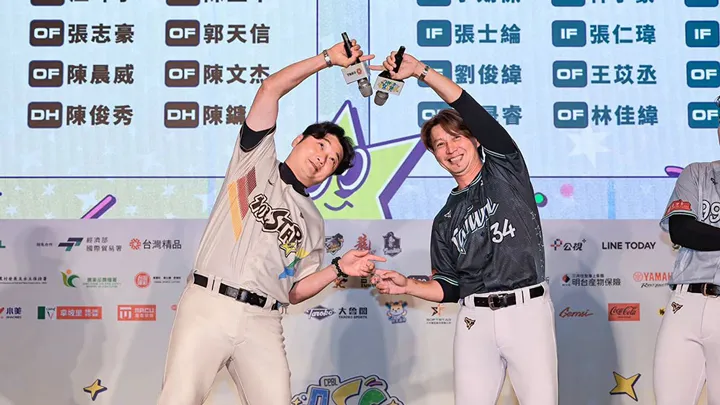 オールスターゲームで、「アジチャン」を想定した若手選手主体の「TEAM TAIWAN」を率いた高志綱監督(右)。選手、指導者として豊かな国際大会経験をもつ 【写真提供:CPBL】