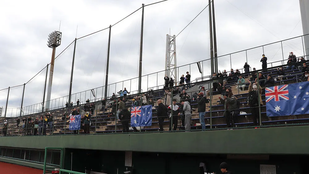 平日にもかかわらずオープン戦に駆けつけるファンたち © PLM