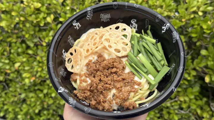 大関友久のイチオシはトッピングのレンコンチップス！ 濃厚な「帆立クリームレンコンまぜそば」【パ・リーググルメ部 #174】
