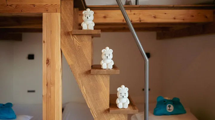 이층 침대의 계단에는 「에후탄 방 라이트」가 즐비 © POWERSTATION