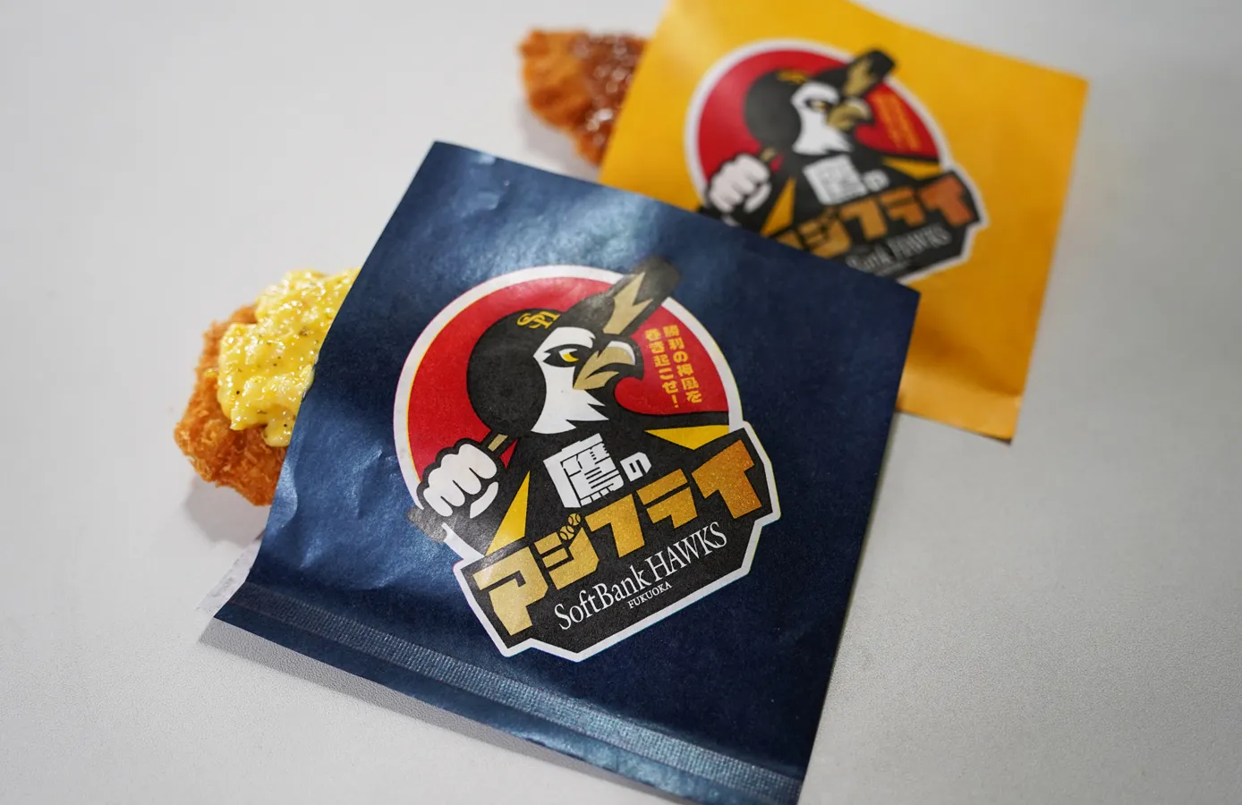 鷹のアジフライ らるきいタルタルソース（手前）カレー出汁ソース（奥）