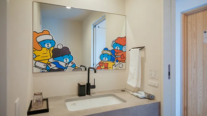 화장실 거울에는 겨울을 만끽하는 에후탄의 모습 © POWERSTATION