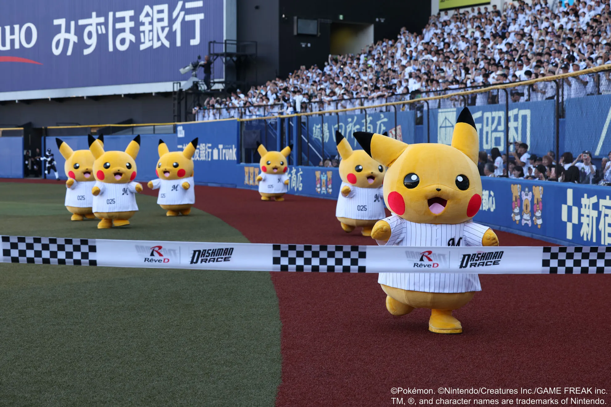 「DASHMAN RACE supported by RaveD」に出場したピカチュウたち。17日は6匹で挑戦し、見事ゴールテープを切った【写真：球団提供】