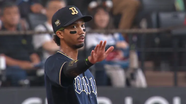 Don't let third base line be broken! Yuma Mune shows high-level play on both offense and defense