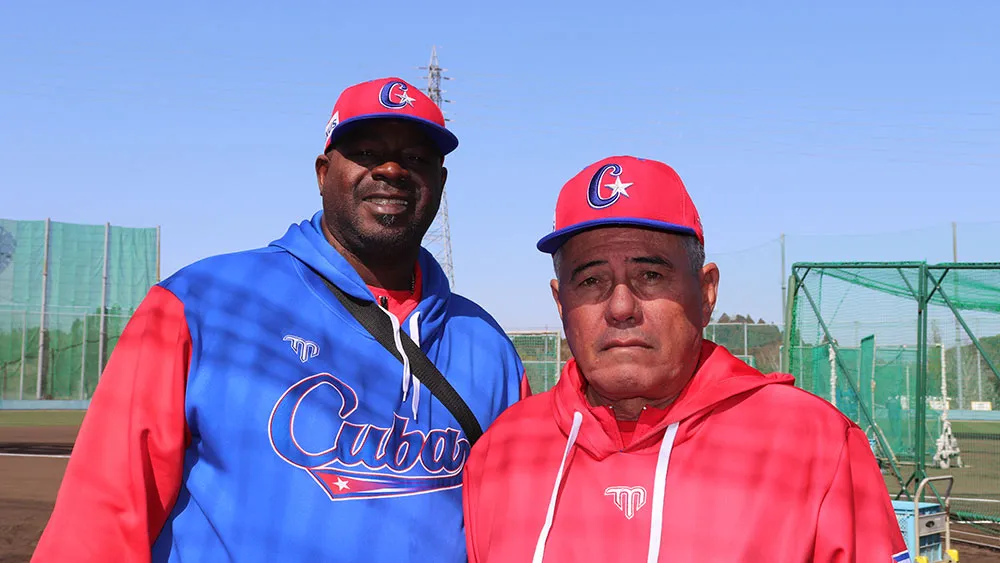 2025年ホークス春季キャンプでコーチングインターンをしたキューバのペドロ・ルイス・ラソ投手コーチ（左）、ウンベルト・ゲバラ技術顧問（右）。積極的な日本との交流を行っている ©PLM