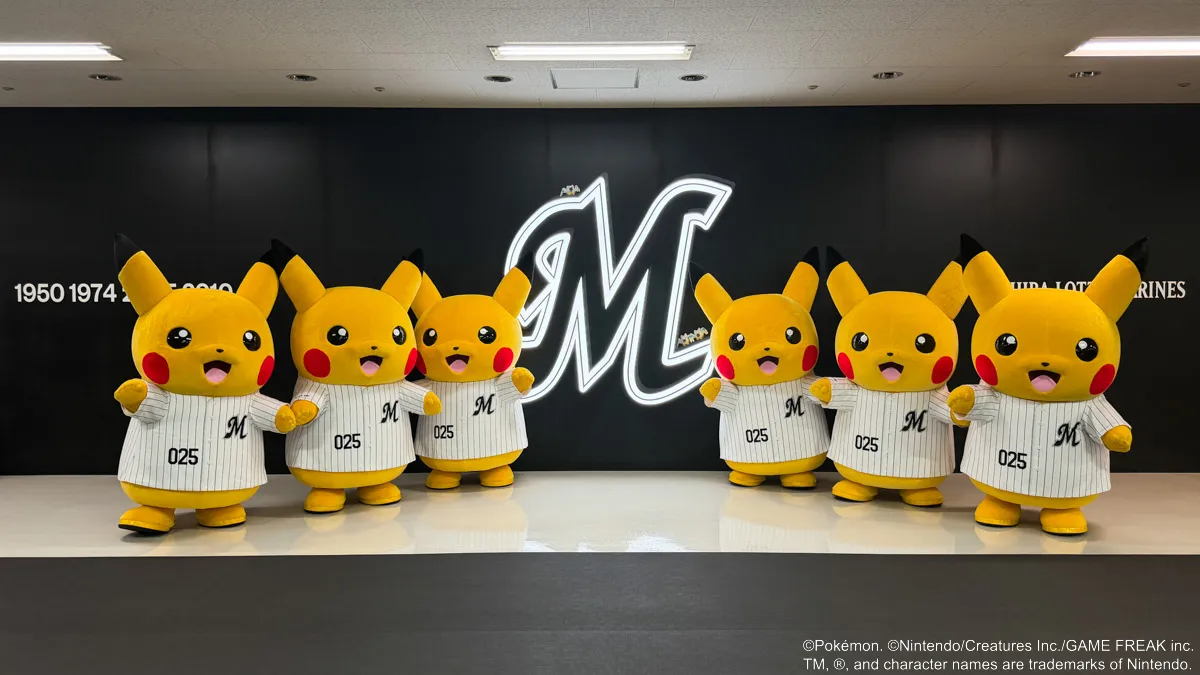 ZOZOマリンスタジアムに来場した6匹のピカチュウたち。エントランスのマリーンズロゴをよく見ると、3匹のキャモメが【写真:筆者撮影】