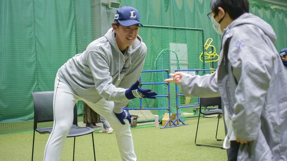 あっち向いてホイ！で子どもたちと対戦する黒田将矢投手【写真：著者撮影】