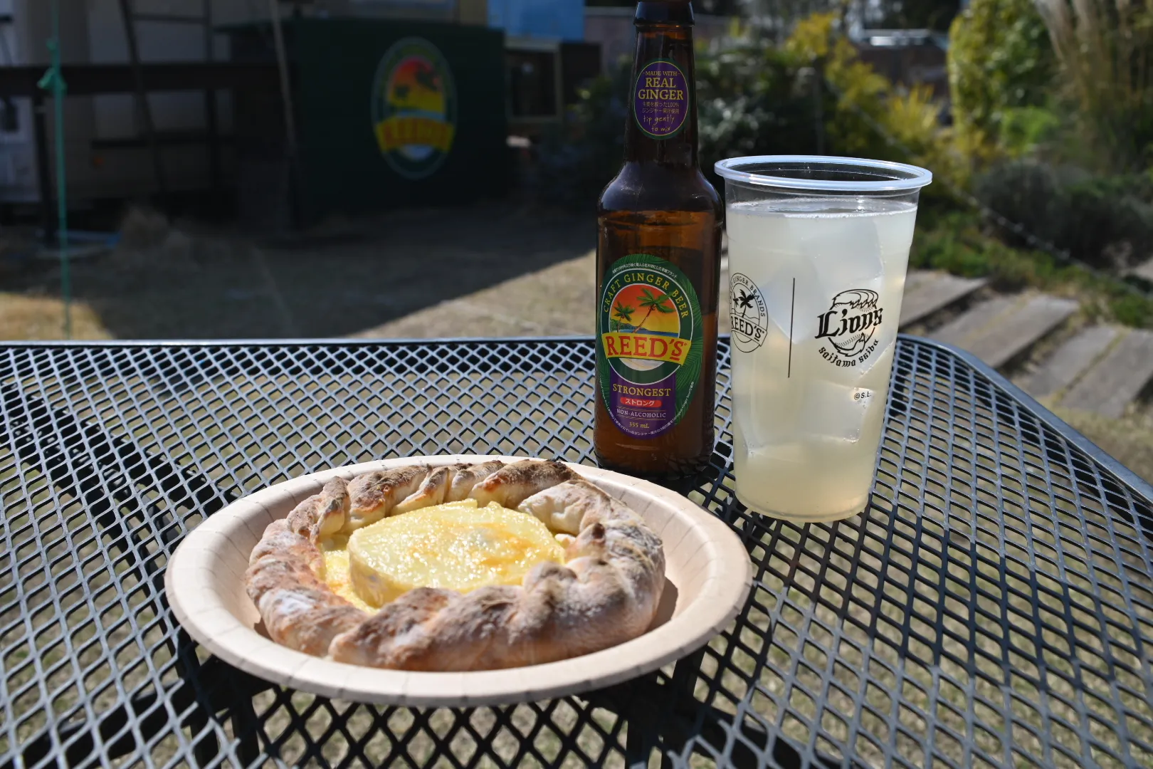 ピザは写真奥のキッチンカーで調理。REED'Sを使用したドリンクは開けたてのビンからカップに移して提供される【写真:筆者撮影】