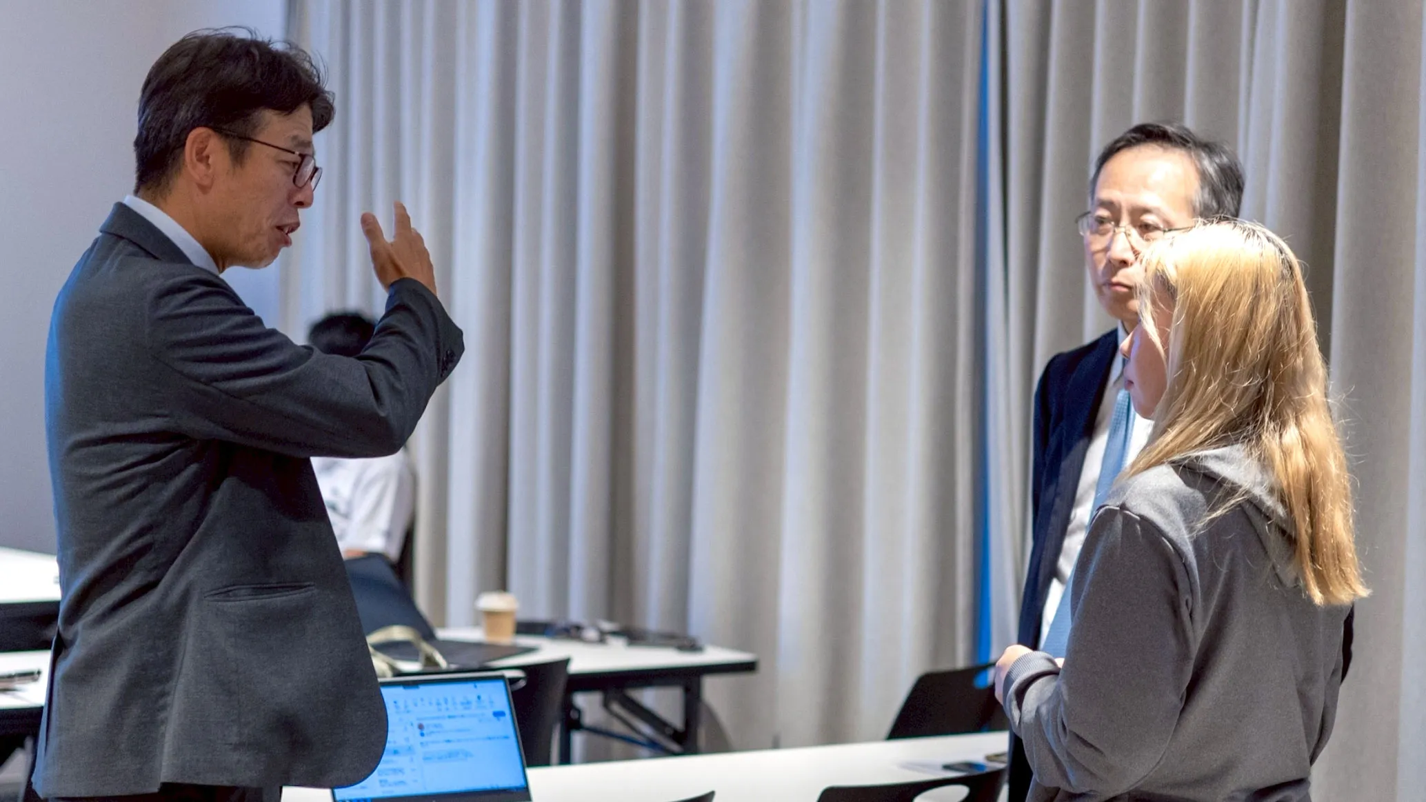 After the presentations, there was an opportunity for participating companies and guest companies to exchange opinions, and there was lively discussion about future developments and the possibility of collaboration. [©JWL]