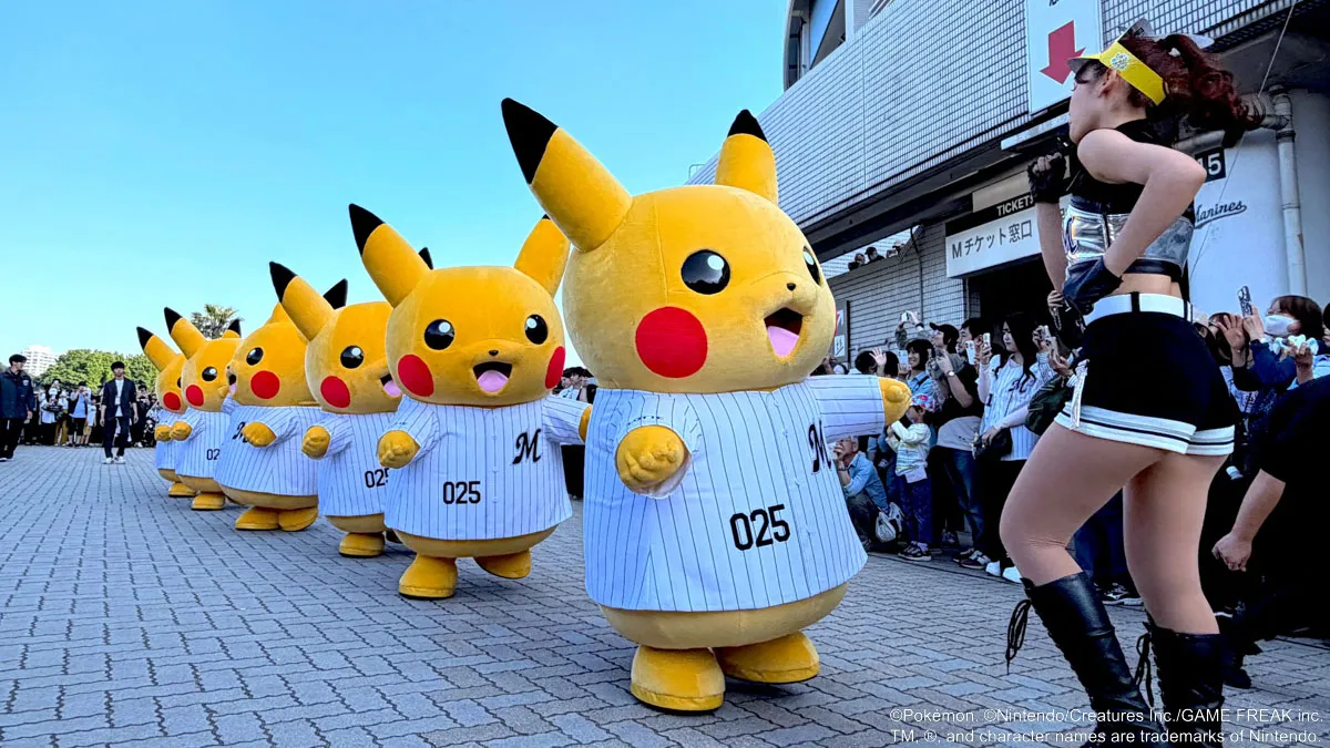 青空の下、ZOZOマリンスタジアム外周を行進するピカチュウたち【写真：筆者撮影】
