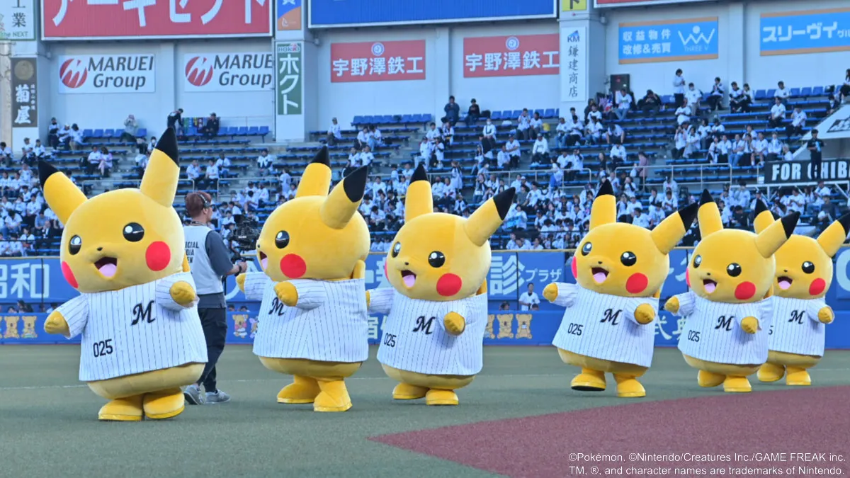 グラウンドにもピカチュウたちが登場【写真：筆者撮影】