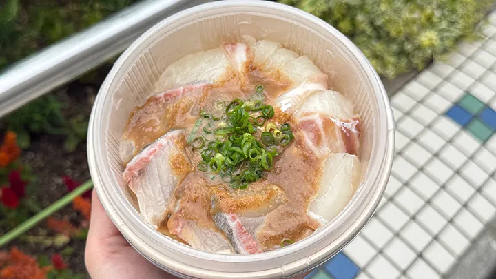 九州の新鮮な魚介を球場で。カンパチ＆鯛のごまだれ海鮮丼【パ・リーググルメ部 #78】