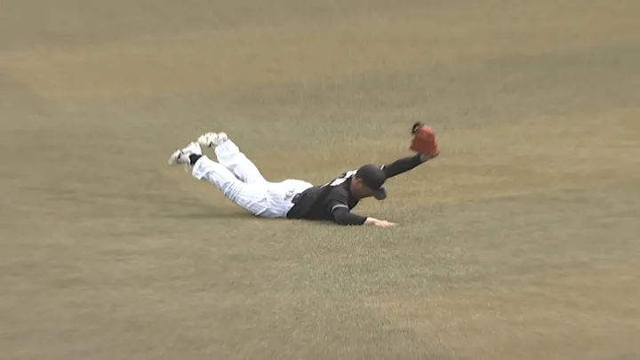 西川史礁が先制につなげる好走塁＆ダイビングキャッチでピンチを救う