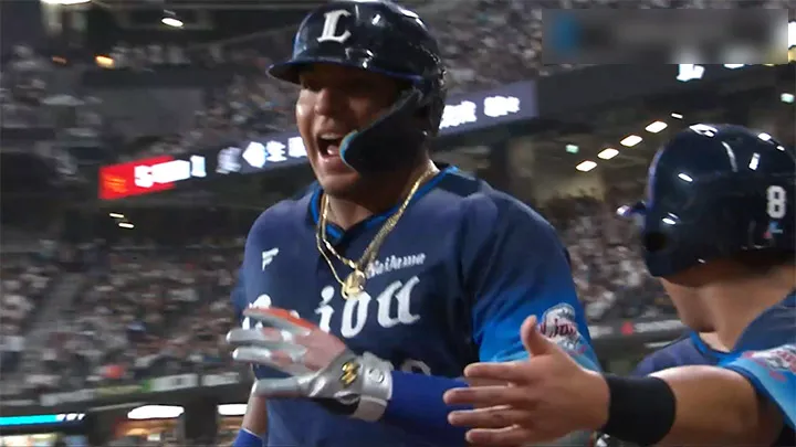 セデーニョがバックスクリーンへ3号3ラン！　約3カ月半ぶり一発