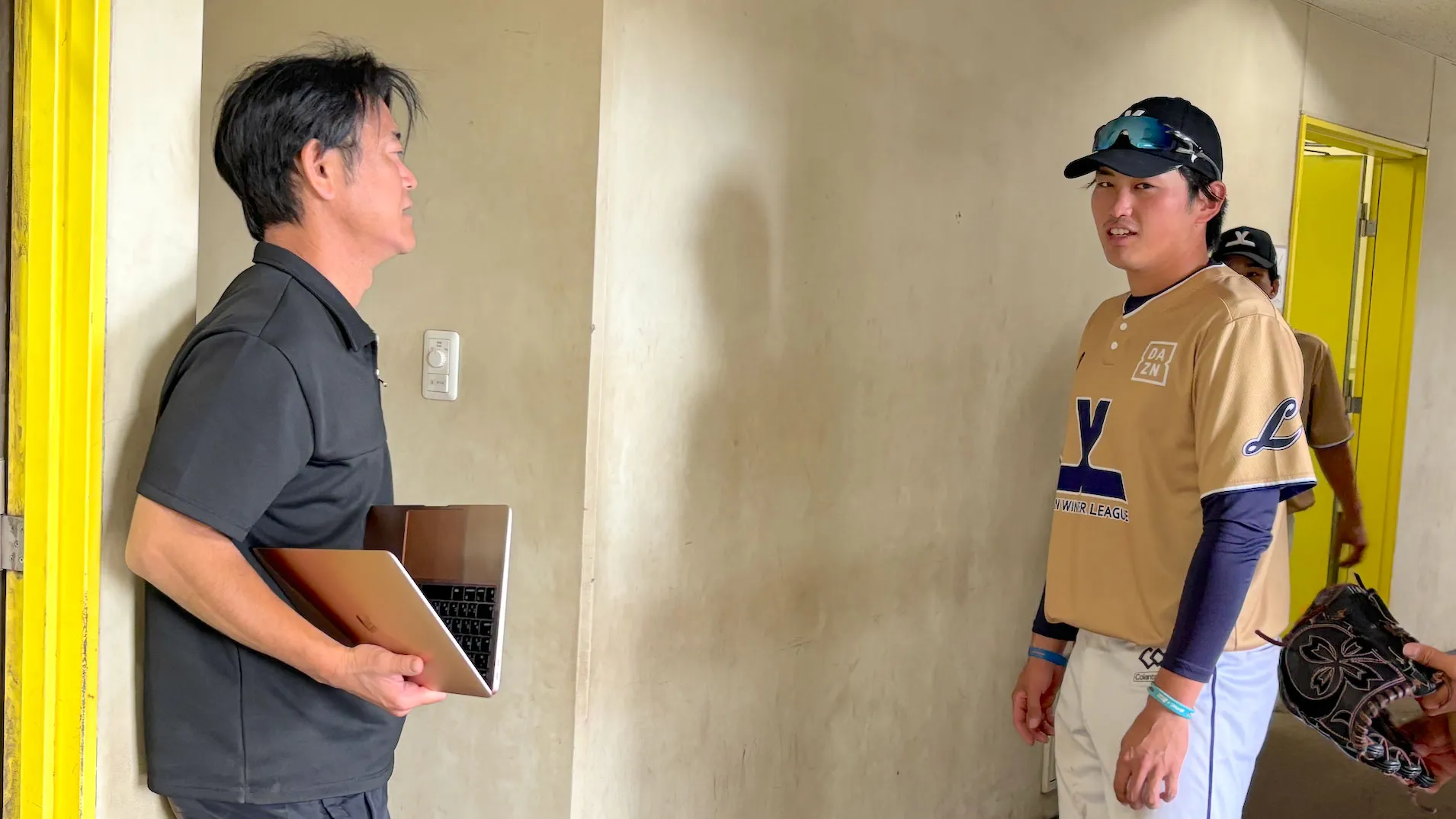 혈당치 등의 생체 데이터를 바탕으로 검증을 실시한 주식회사 SympaFit 대표의 카지 사헤이 씨(왼쪽)【©JWL】